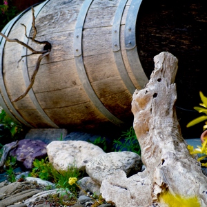 UN tonneau en bois posé sur des pierres au bord d'une ruelle pavée  - France  - collection de photos clin d'oeil, catégorie clindoeil
